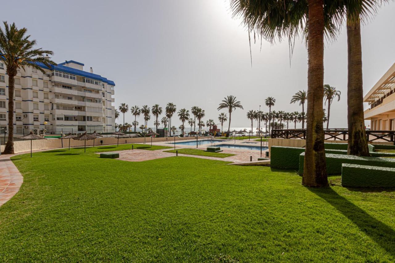 Beachfront With Spectacular Views And Swimming Pool Benalmádena Kültér fotó